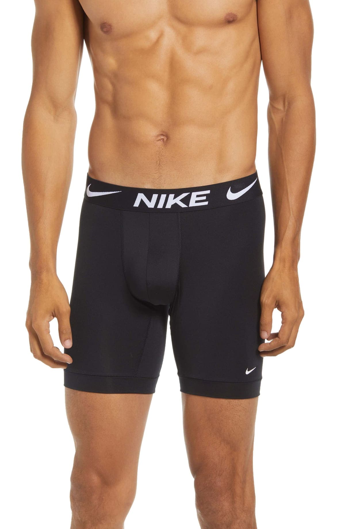Bóxer largo Nike negro con cintura elástica negra que lleva el logo NIKE y swooshes en blanco