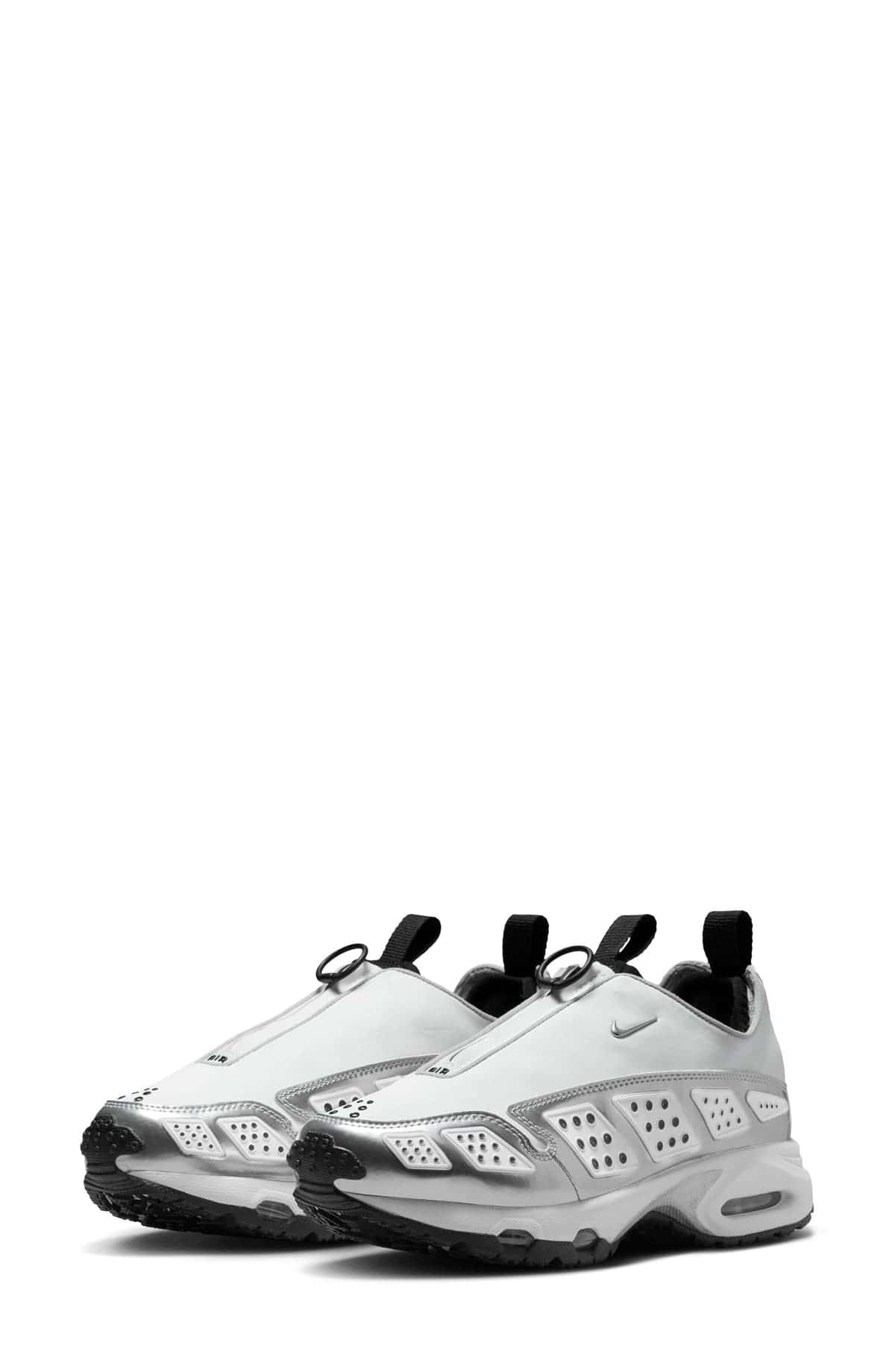 Par de zapatillas Nike Air Max SNDR SE blancas y plateadas con cubierta con cierre, paneles perforados y cámara Air visible