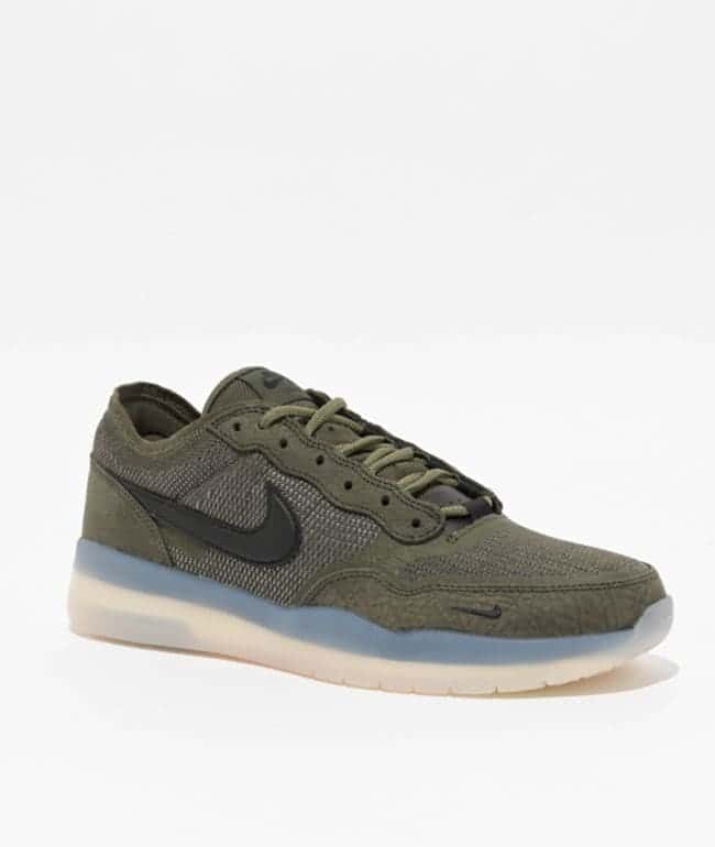 Zapatilla de skate Nike SB PS8 verde oliva, con Swoosh negro, capellada de malla, refuerzos de gamuza y suela semitranslúcida