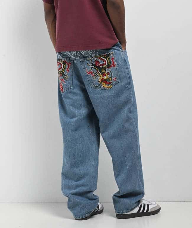 Jeans holgados Ninth Hall Ambush azul medio con dragones bordados en las bolsas traseras, vista de espalda