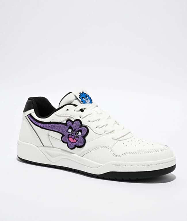 Zapatilla Skechers x Vexx Koopa blanca, con un personaje violeta de felpa chenille en el lateral, cuello negro y suela negra