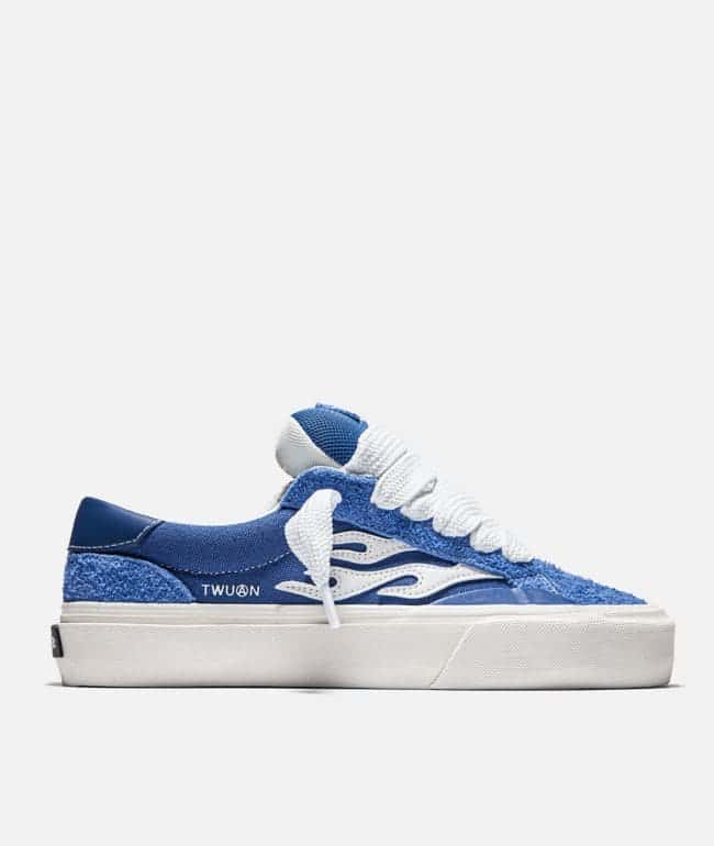 Tenis Straye Logan Puff de Antwuan Dixon en azul con flama blanca, agujetas gruesas y la palabra TWUAN en el costado
