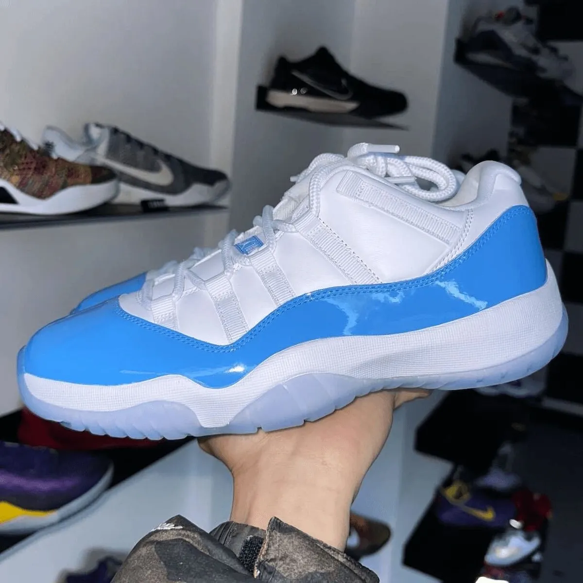 Air Jordan 11 Low University Blue en colorway White/University Blue