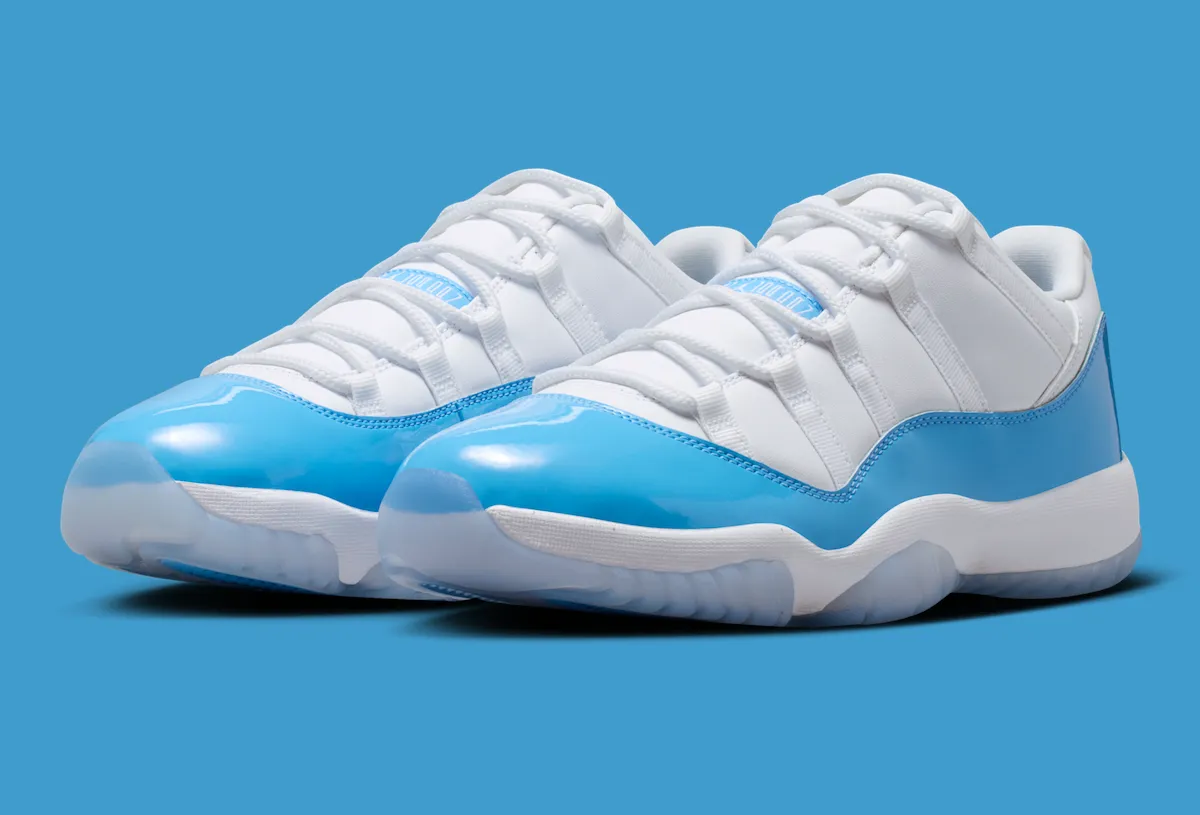 Air Jordan 11 Low University Blue sobre fondo blanco vista lateral